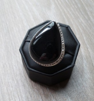 Zilveren ring gezet met grote Onyx met bewerkte setting 18 mm